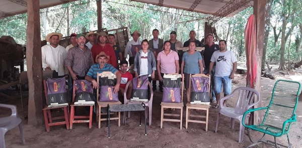 Entregan semillas a productores de San Joaquín - Noticiero Paraguay