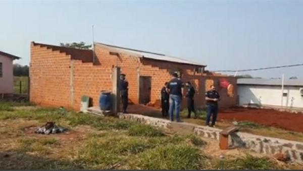 Niño de 5 añitos encontró desnuda y muerta a su mami, sospechan de policía prófugo con covid-19