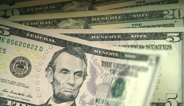 Billete verde no da tregua y cierra al alza: 7.005 guaraníes