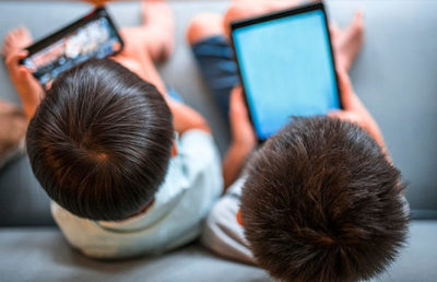 Uso excesivo de pantallas puede afectar a los menores, advierte fonoaudióloga