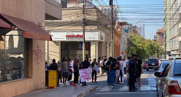 Unos 200 universitarios se movilizan para exigir la aprobación del proyecto Arancel Cero » Ñanduti