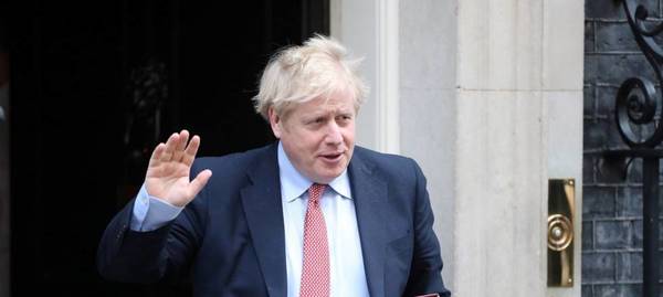 Boris Johnson promete abastecer los hogares británicos con energía eólica en 2030
