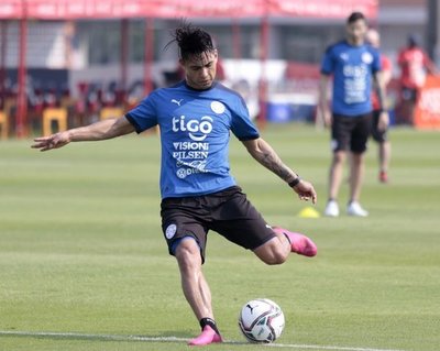 Baja en la Albirroja: Santiago Arzamendia dio positivo al Covid-19