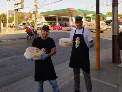 Regaló una pizza a una mujer a la que le chocaron: "para que tu día no sea tan malo", le dijo