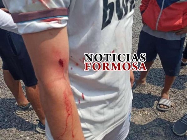 Paraguayos enfrentaron con honditas y petardos a los policías de Clorinda