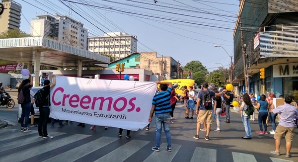 Sancionan arancel cero en universidades excluyendo a egresados de colegios privados
