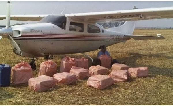 Incautan avioneta con 400 kilos de cocaína y detienen al piloto
