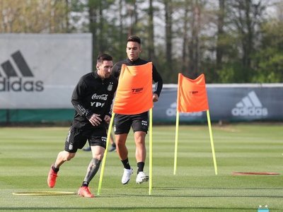 Scaloni ve "contento" a Messi e imagina unas eliminatorias "complicadas"