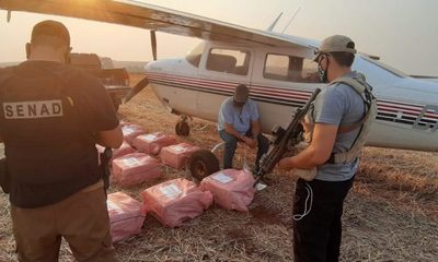 Fuerza Aérea y Senad interceptan aeronave con unos 400 kg de cocaína en Yguazú