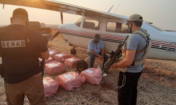 Fuerza Aérea y Senad interceptan aeronave con unos 400 kg de cocaína en Yguazú