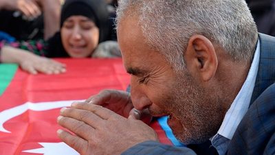 Miles de desplazados por guerra entre Armenia y Azarbaiyan