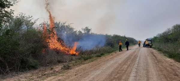 Combaten incendios en Bahía Negra