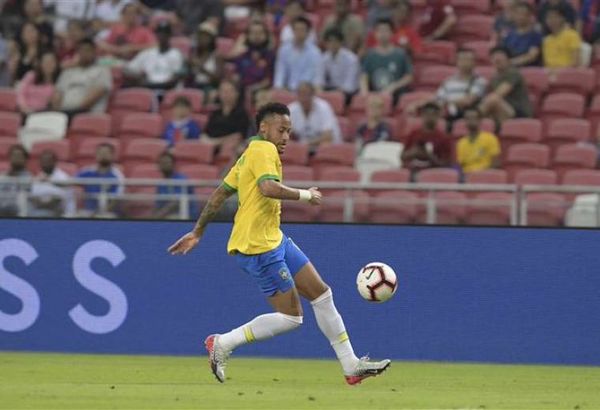 Neymar deja entrenamiento de Brasil y es duda para debut ante Bolivia