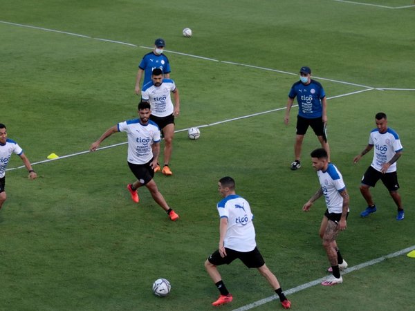 El posible equipo albirrojo para el debut contra Perú