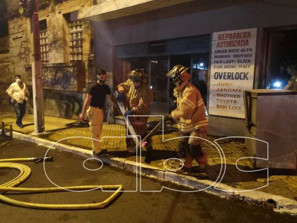 Principio de incendio en taller de reparación de máquinas de coser - Nacionales - ABC Color