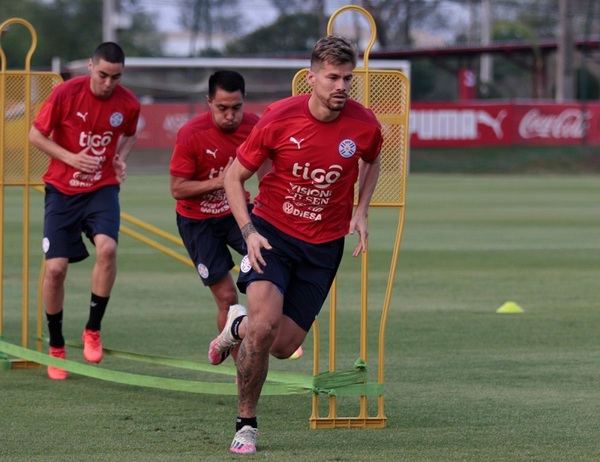 El Beto Espínola y Gastón Giménez podrían debutar con la Albirroja