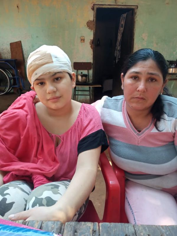 Madre implora ayuda para salvar a su hija, que espera insumos que el Hospital Acosta Ñú no tiene - Nacionales - ABC Color