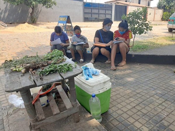 Crónica / “La escuela es el puesto de yuyos de mamá"