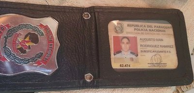 Crónica / Poli rajó de un motel pero dejó su “cérdula”