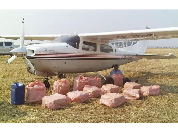 Incautan avioneta boliviana con 400 kilos de cocaína