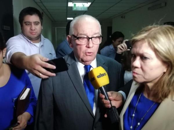 Ex ministro de la Corte Óscar Bajac irá a juicio oral por presunta coima
