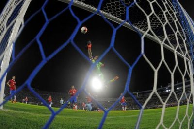 Uruguay recibe a Chile en el Centenario con ambición ofensiva