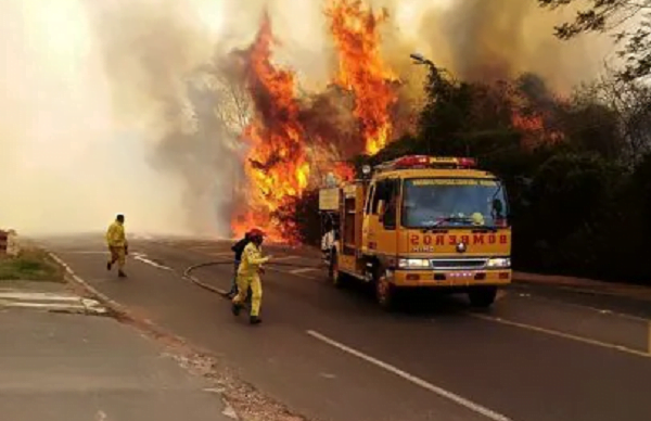 Pena de hasta 8 años para quienes provoquen incendios cuenta con media sanción - Noticiero Paraguay