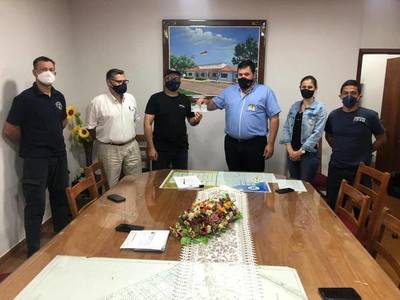 INTENDENTE DE FRAM ENTREGÓ APORTE A BOMBEROS