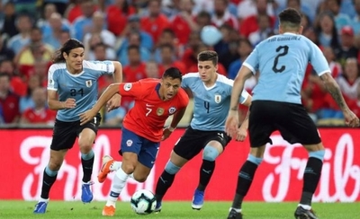 HOY / Chile, mermado por las bajas, mide a Uruguay en el Centenario