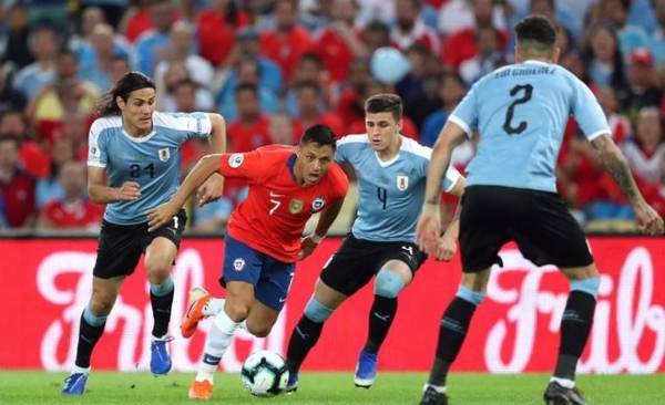 HOY / Chile, mermado por las bajas, mide a Uruguay en el Centenario