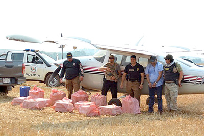 Agentes de SENAD incautan avioneta con 400 kilos de cocaína en Yguazú