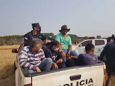 Comitiva fiscal-policial desaloja inmueble en Hernandarias y detienen a 10 personas