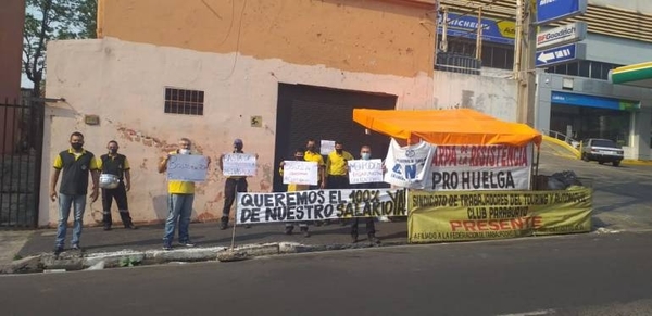 HOY / Trabajadores del Touring Club Paraguayo protestan y exigen el pago total de sus salarios
