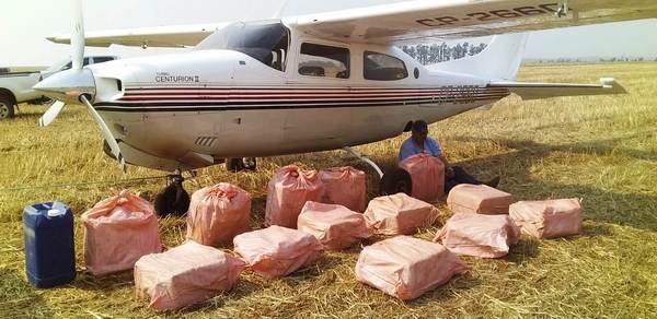 Piloto boliviano casi quemó avioneta con 400 kilos de cocaína •