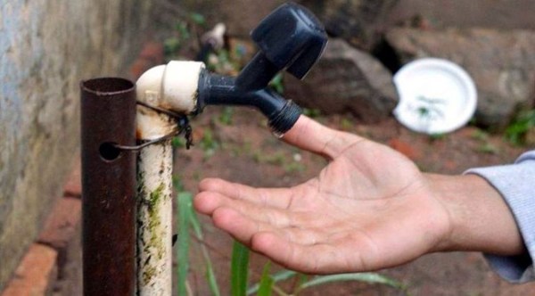 Sin agua en barrios de Asunción y Central desatan furia de usuarios - ADN Paraguayo