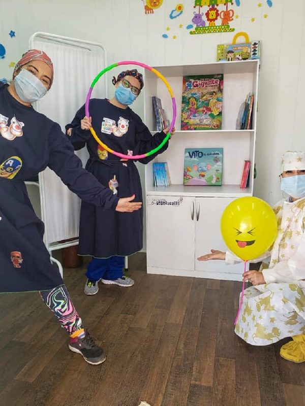 Los "doctores payasonrisas" llevan alegría a la urgencia pediátrica de Hospital de Lambaré | OnLivePy