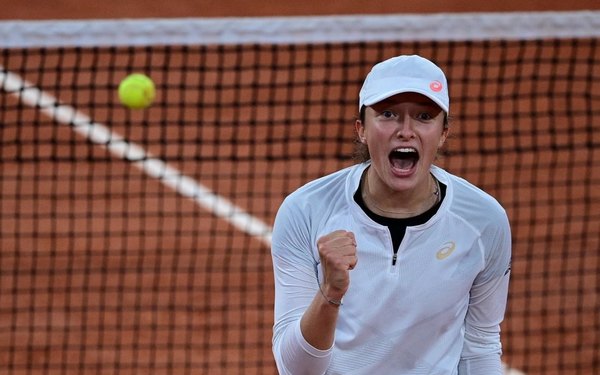 Swiatek aplasta a Podoroska y es finalista de Roland Garros