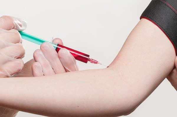 Crónica / Auto-hemoterapia: ¿Tratamiento “milagroso” anti-Covid?
