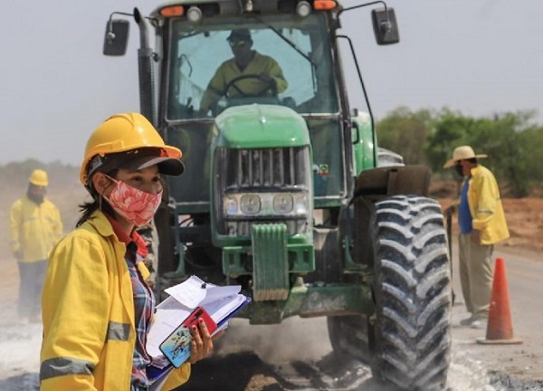 Mujeres toman protagonismo en obras viales en el Chaco