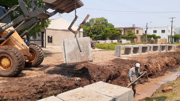 Municipalidad realiza reparación de canaletas - Noticiero Paraguay