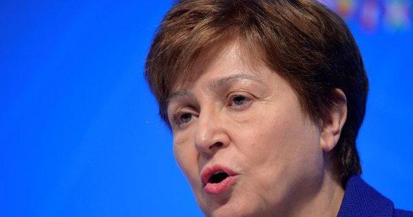 La Nación / FMI pronostica una recesión menos severa de lo esperado