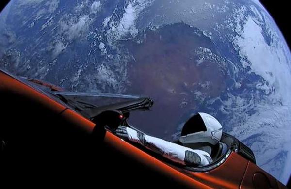 El Tesla Roadster de Elon Musk acaba de pasar junto al planeta Marte - C9N
