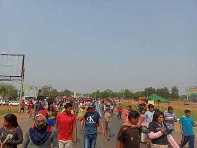 Otra vez nativos cierran ruta PY02 en Caaguazú - Nacionales - ABC Color