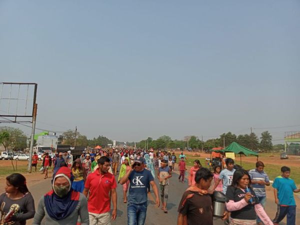 Otra vez nativos cierran ruta PY02 en Caaguazú - Nacionales - ABC Color