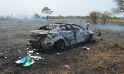 Quema de pastizal alcanza un automóvil