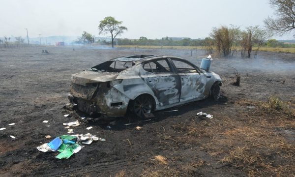 Quema de pastizal alcanza un automóvil