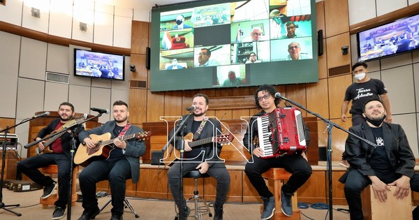 La Nación / Banda nacional Tierra Adentro recibe distinción del Senado