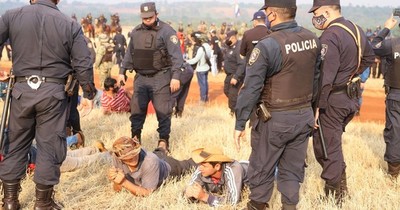 La Nación / Imputan a diez supuestos invasores de tierras en Hernandarias