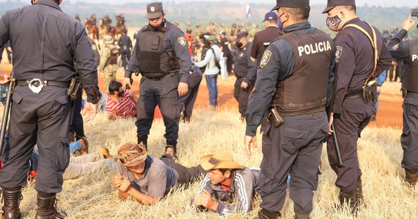 La Nación / Imputan a diez supuestos invasores de tierras en Hernandarias