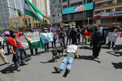 Una protesta en Bolivia se "crucifica" para pedir la devolución de pensiones - MarketData